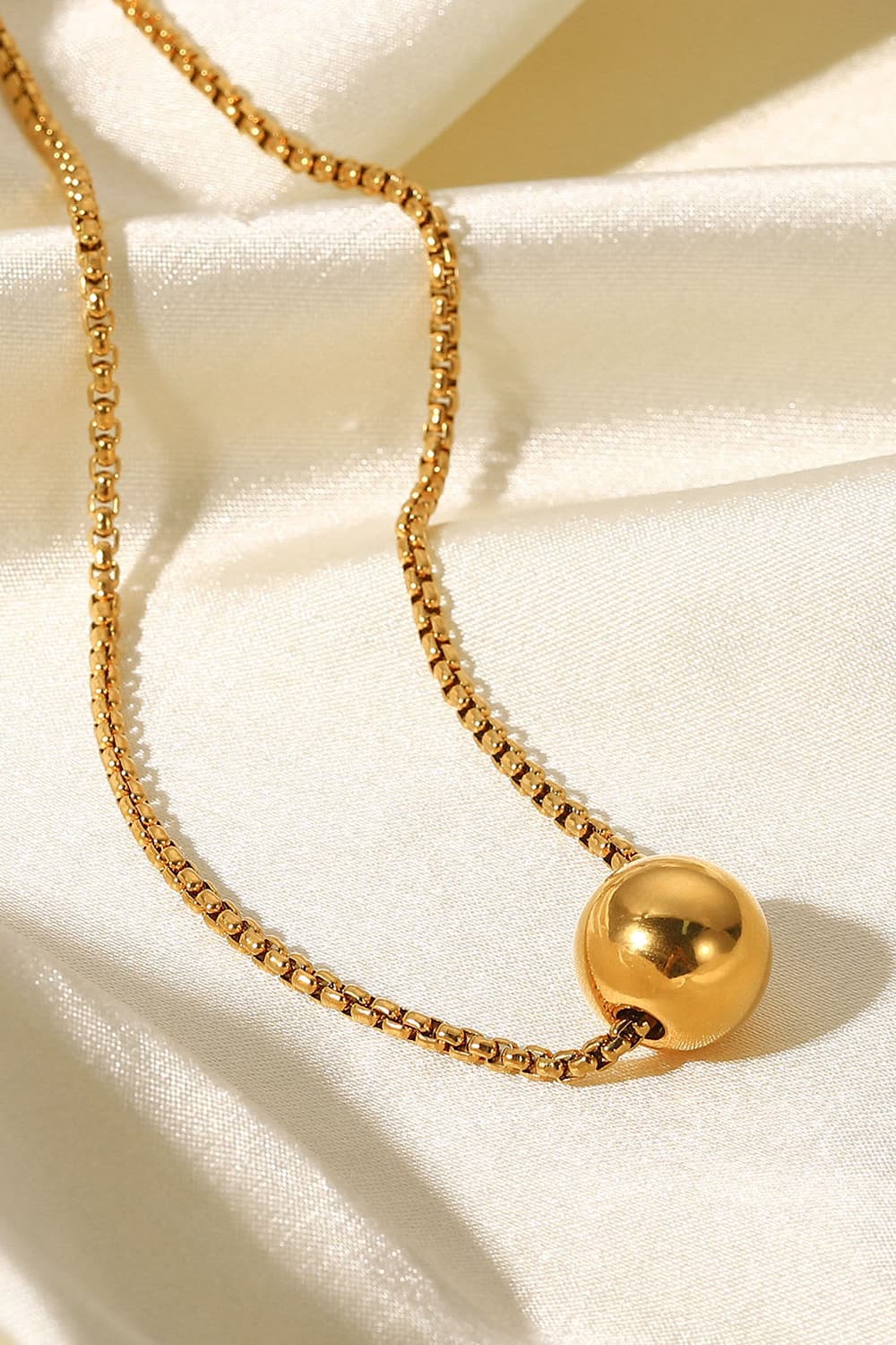 18K Gold-Pleated Round Shape Pendant Necklace